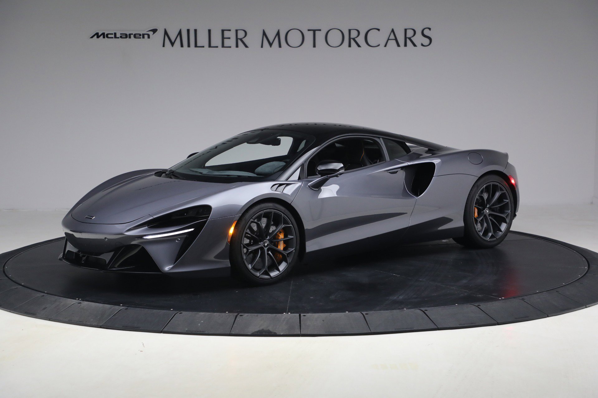 Used 2024 McLaren Artura image 2
