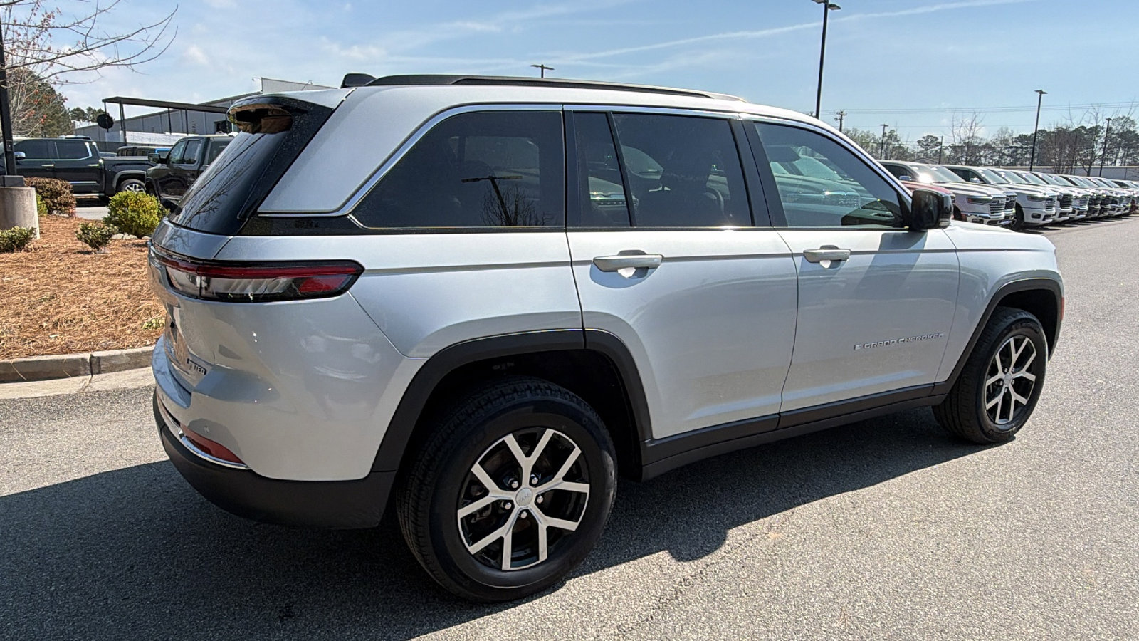 Used 2024 Jeep Grand Cherokee Limited w/ Luxury Tech Group II image 8