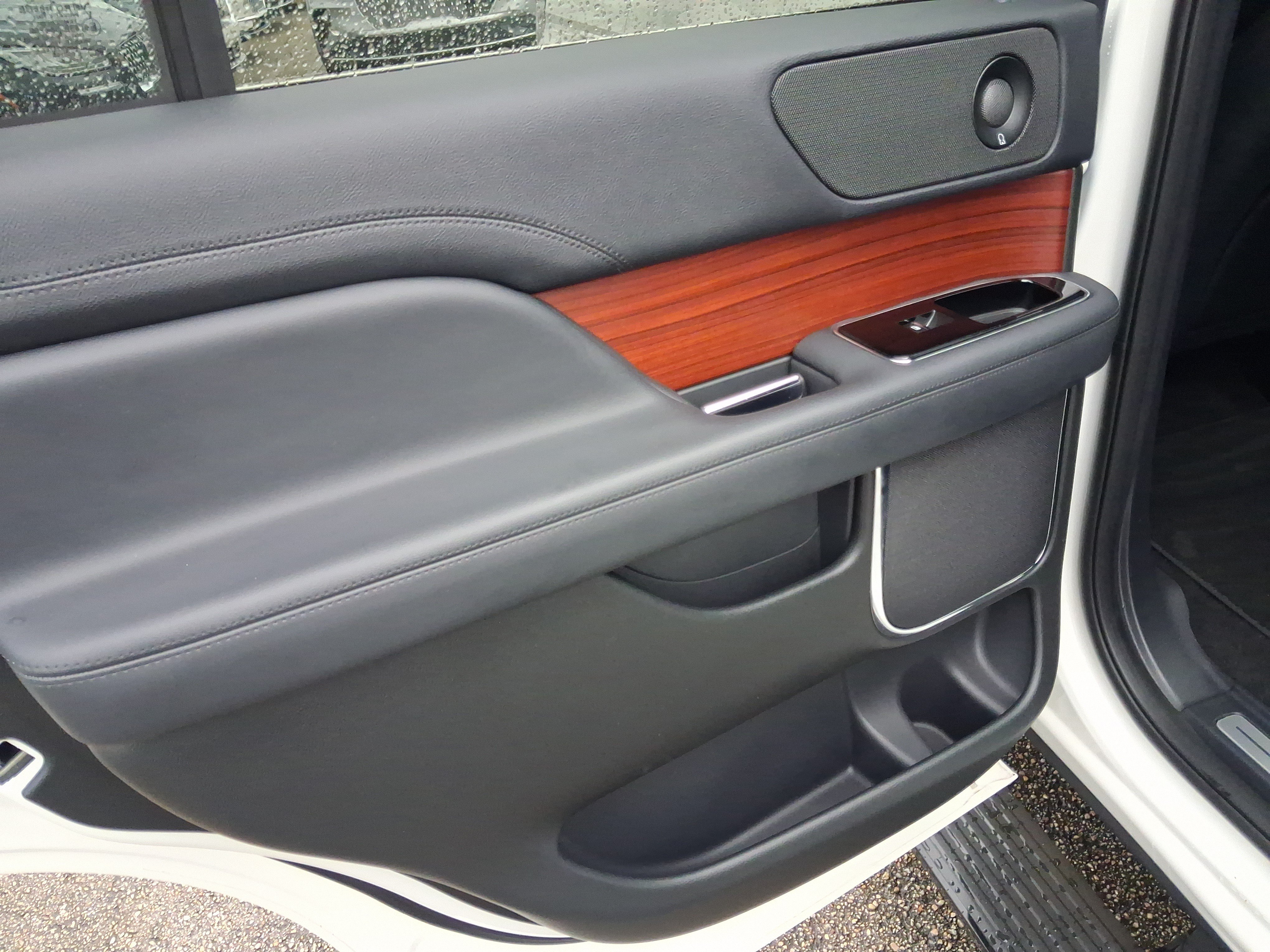 Used 2024 Lincoln Navigator Premiere AWD/4WD image 9