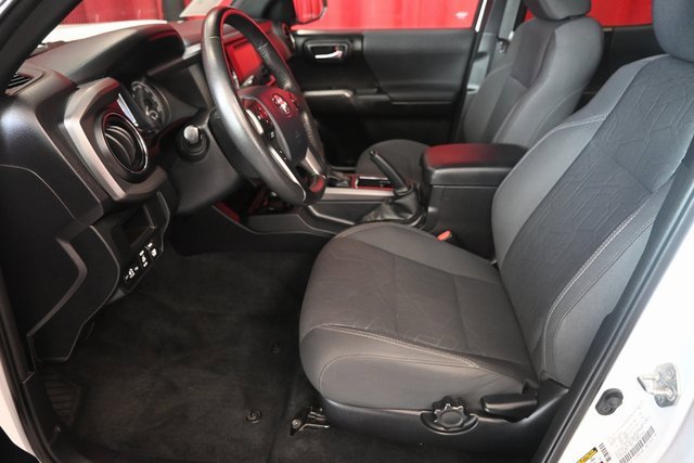 Certified 2017 Toyota Tacoma TRD Off-Road image 4