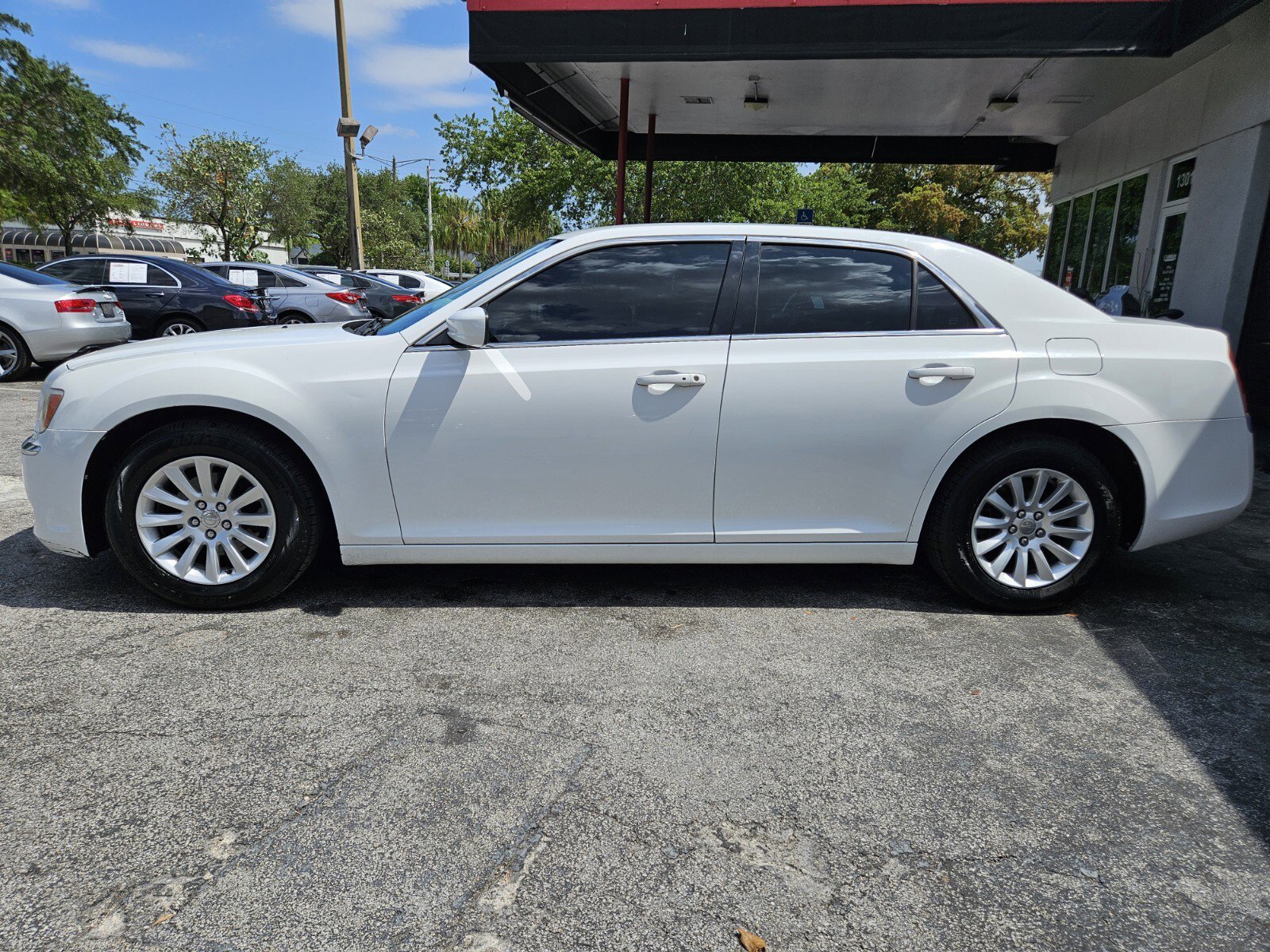 Used 2014 Chrysler 300 image 4