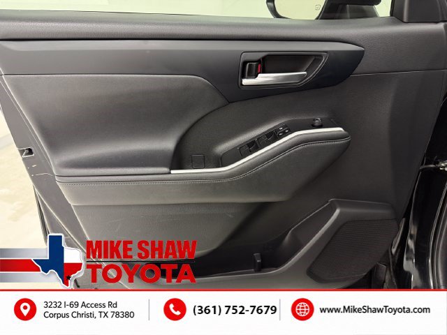 Used 2024 Toyota Highlander XLE FWD image 29
