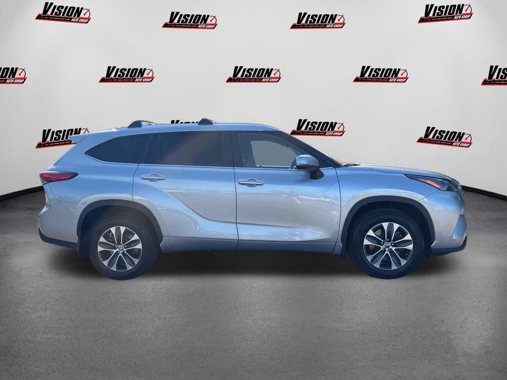 Used 2023 Toyota Highlander XLE AWD/4WD image 4