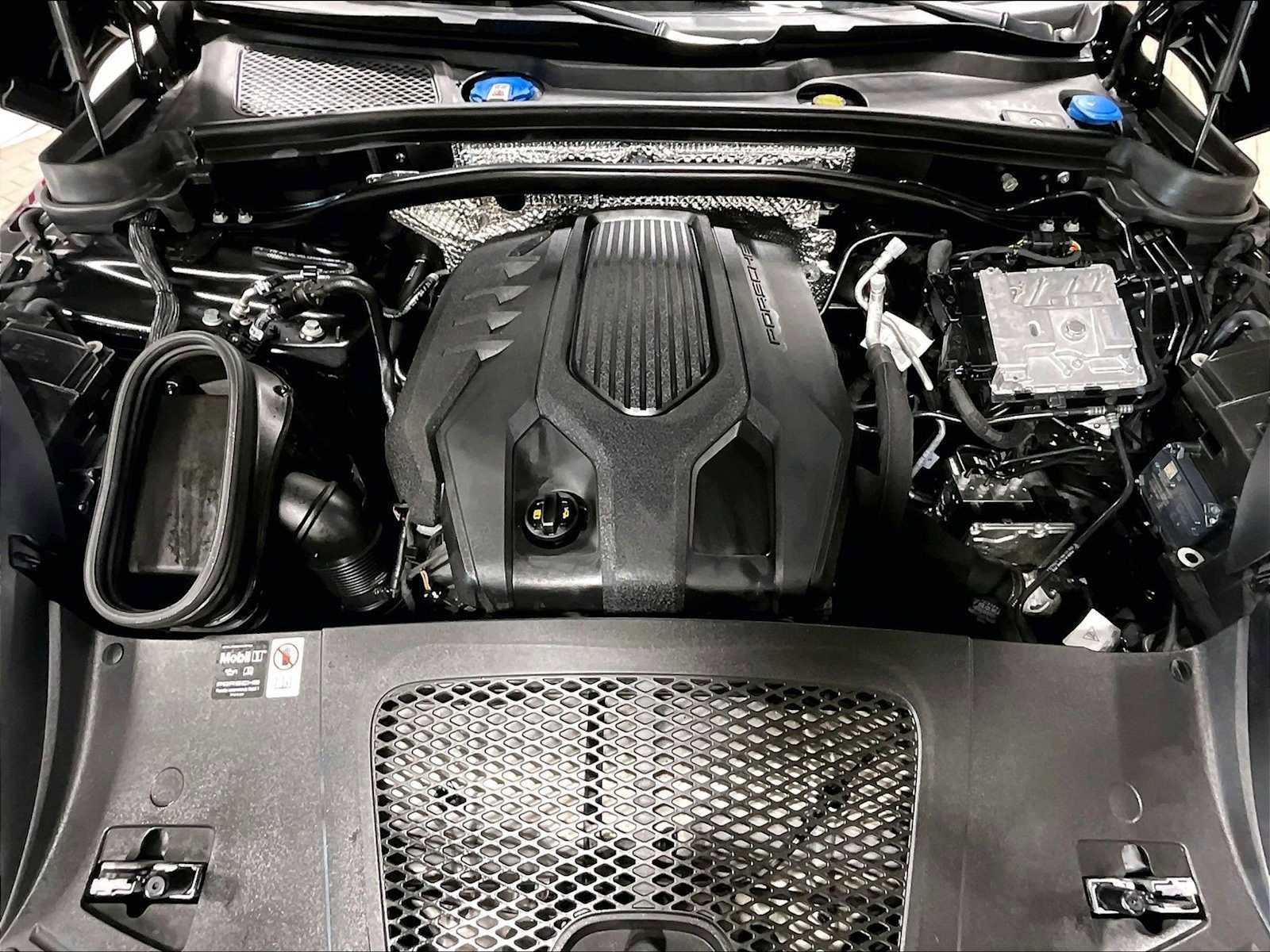 Used 2025 Porsche Macan w/ Premium Package Plus image 37