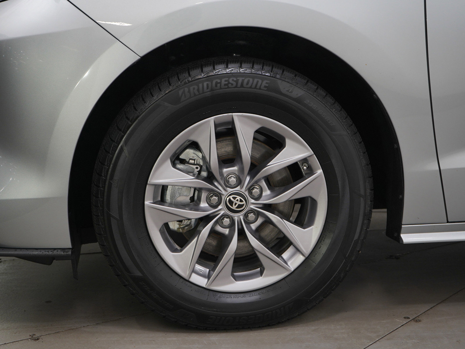 Used 2025 Toyota Sienna XLE FWD image 31