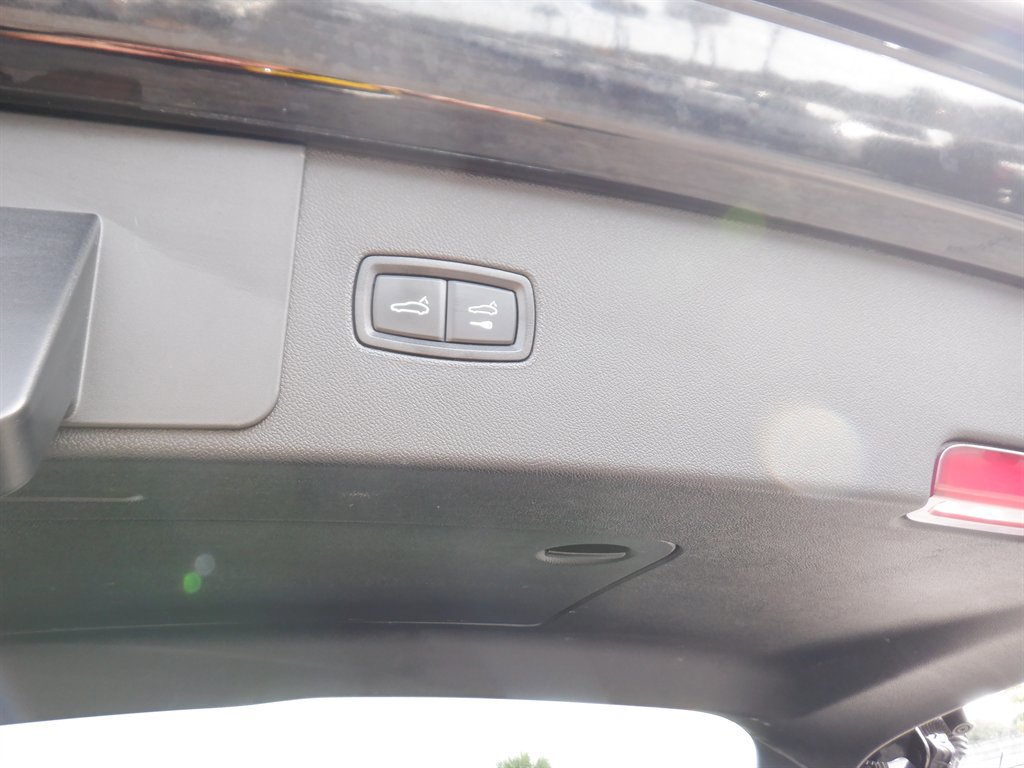 Used 2023 Porsche Cayenne Platinum Edition image 7