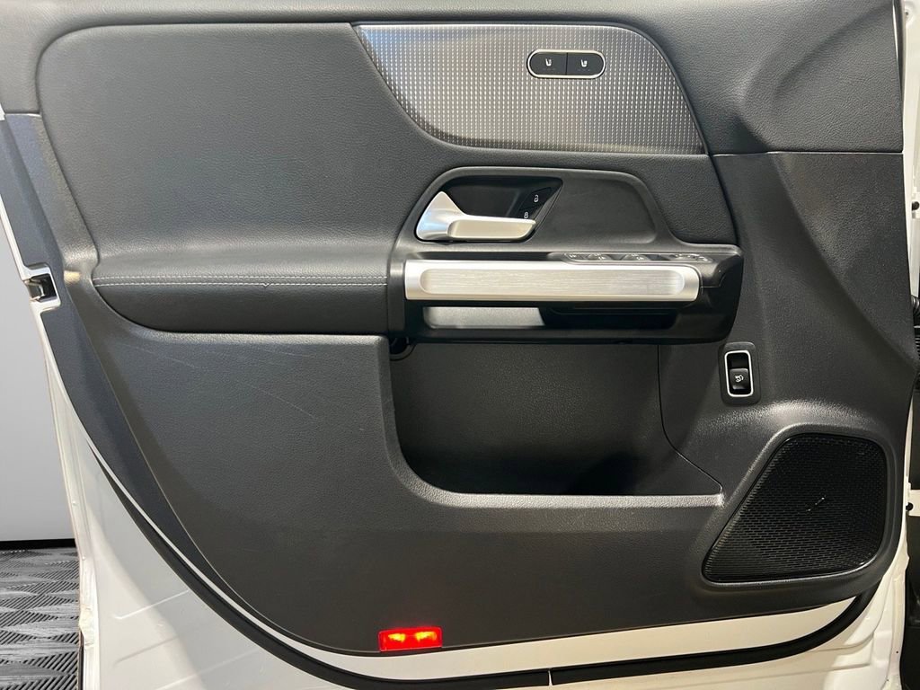 Used 2022 Mercedes-Benz EQB 300 4MATIC image 23