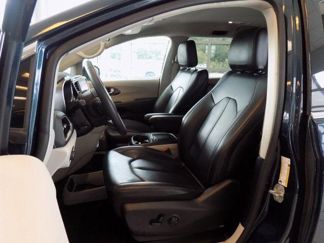Used 2023 Chrysler Pacifica Touring-L FWD image 22