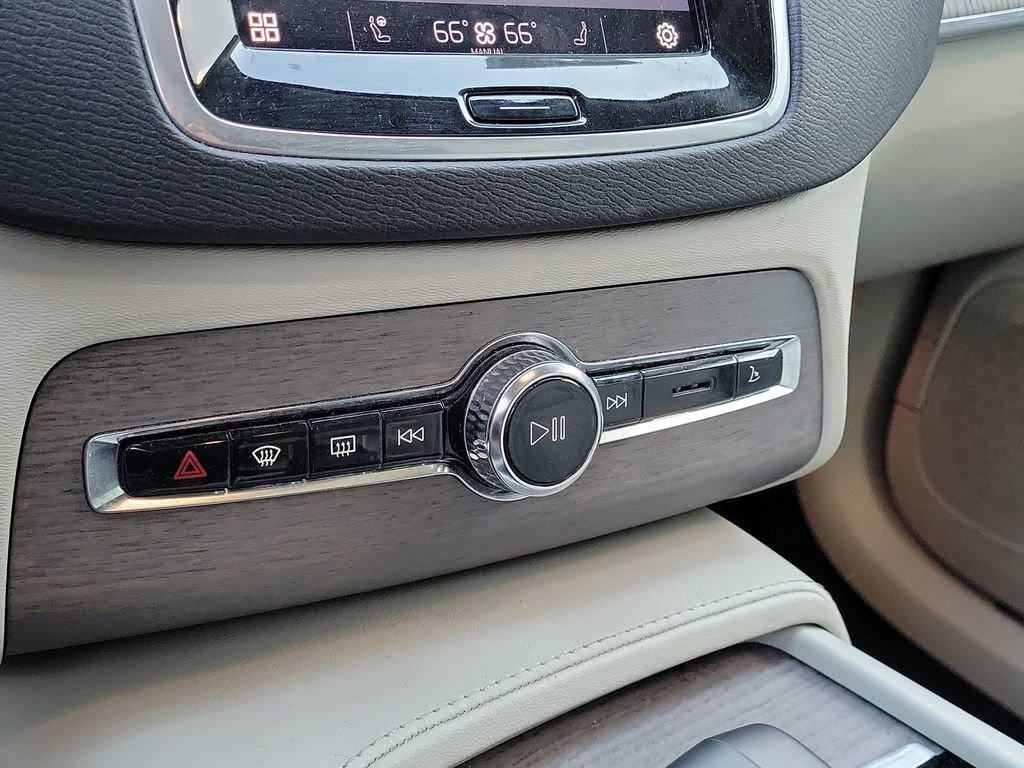 Used 2023 Volvo XC90 B6 Plus image 13