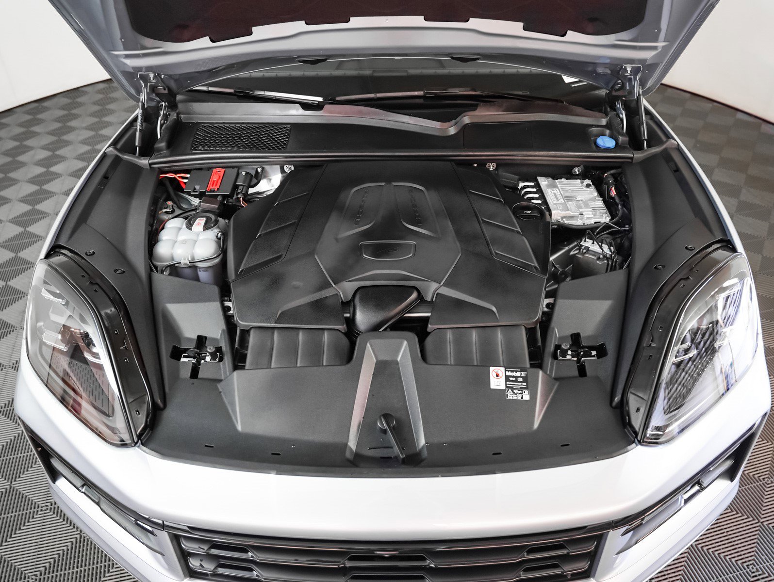 Used 2025 Porsche Cayenne Coupe image 13