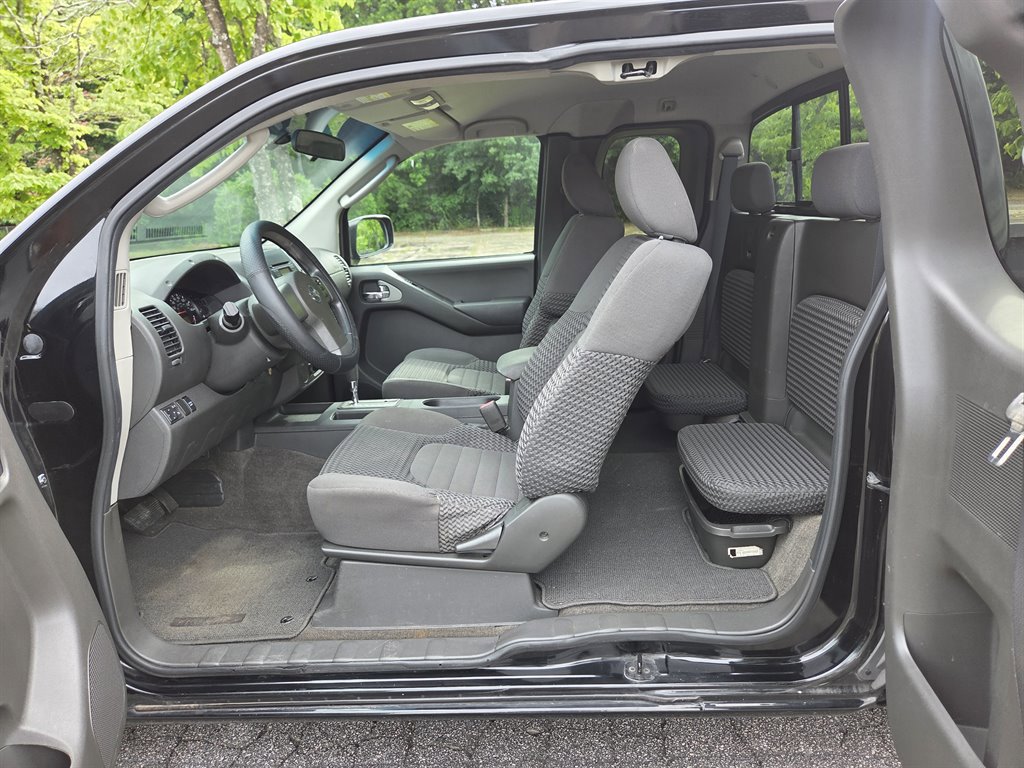 Used 2010 Nissan Frontier SE w/ SE Value Truck Pkg RWD image 26