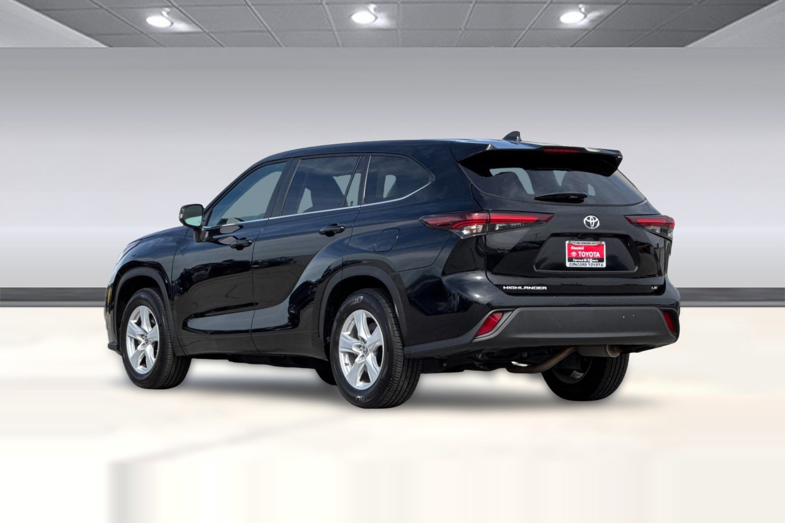 Used 2025 Toyota Highlander LE image 7