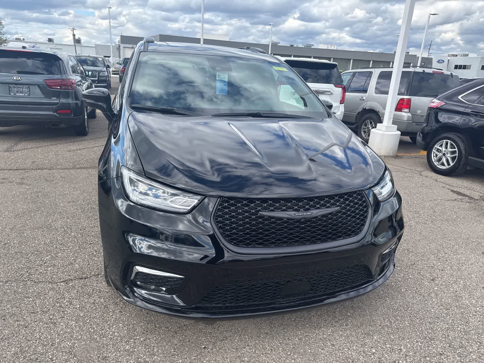Used 2026 Chrysler Pacifica Limited w/ S Appearance Package FWD image 6