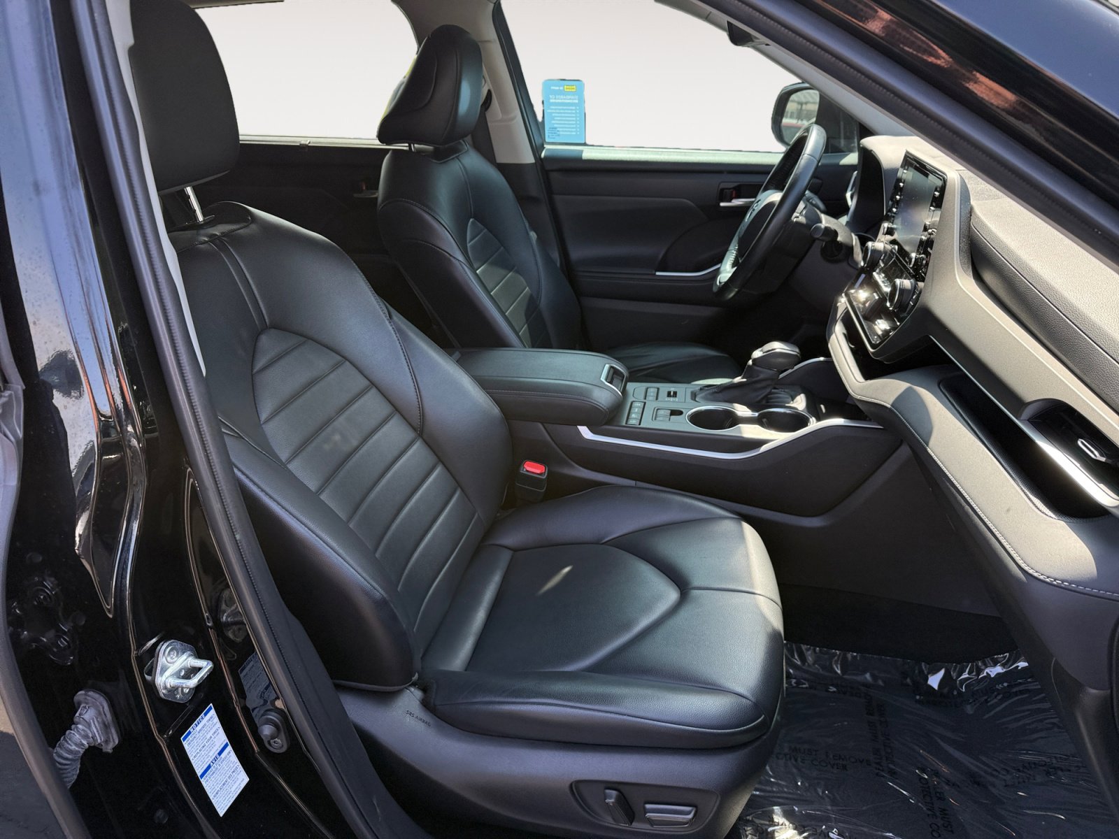 Used 2022 Toyota Highlander XLE AWD/4WD image 19