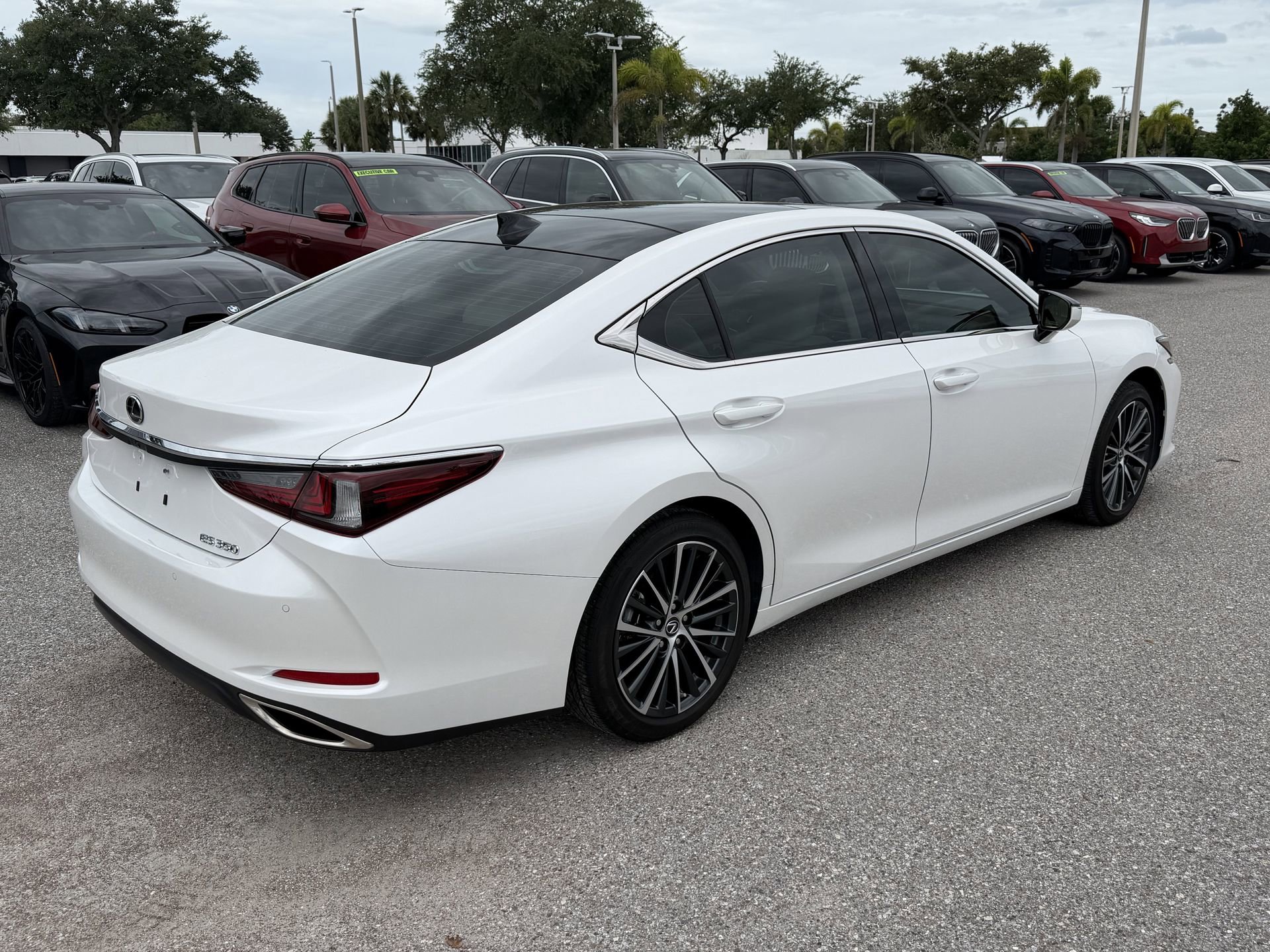 Used 2025 Lexus ES 350 w/ Premium Package FWD image 4