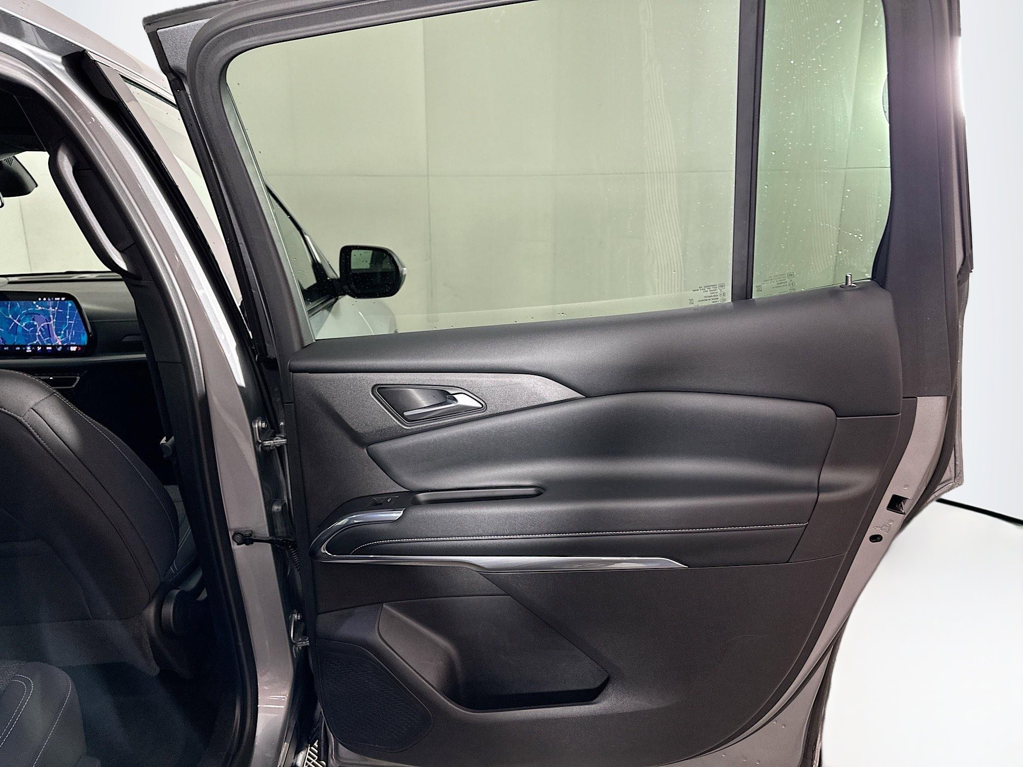 Used 2025 Chevrolet Traverse LT image 32