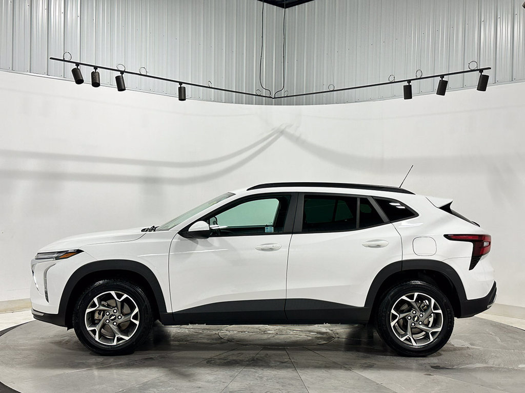 Used 2024 Chevrolet Trax LT w/ Sunroof Package FWD image 11
