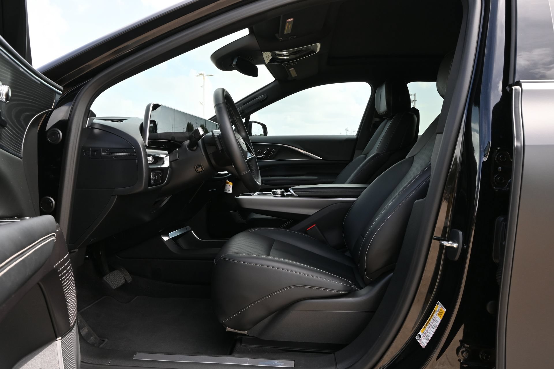 Certified 2024 Cadillac Lyriq Luxury RWD image 17