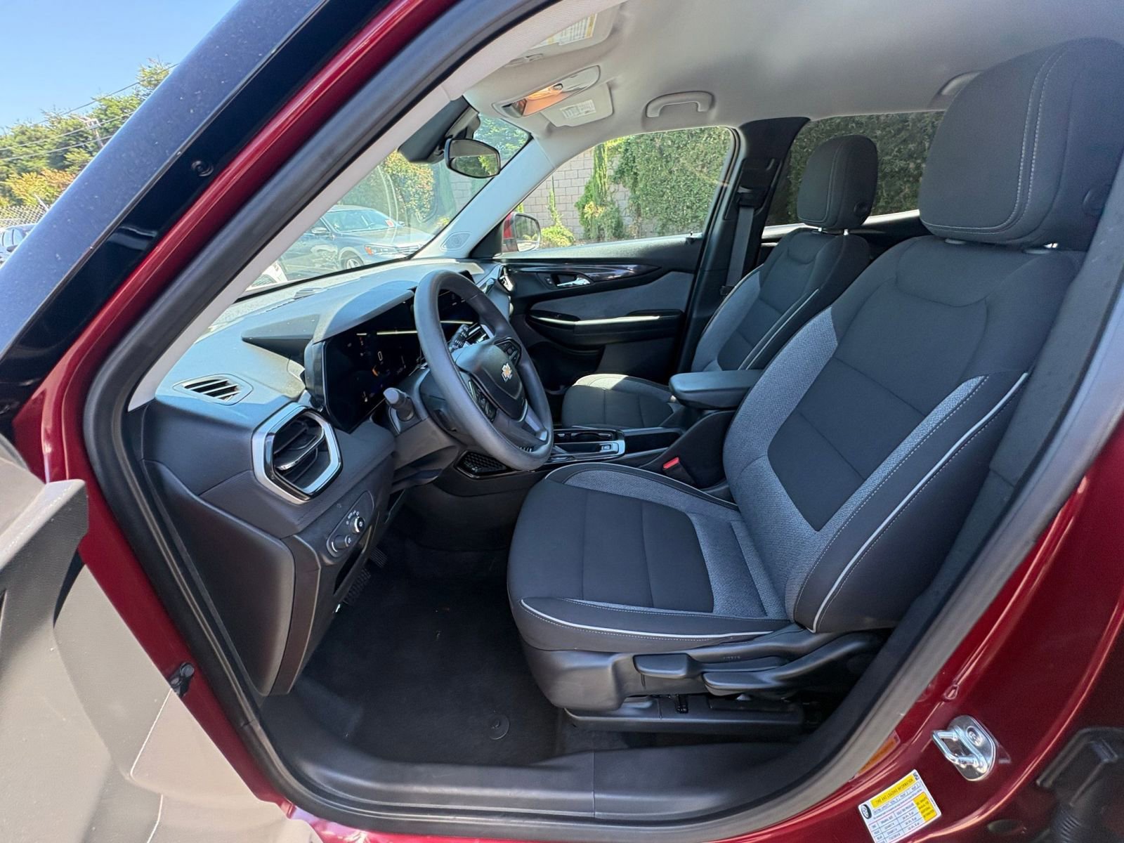 Used 2025 Chevrolet TrailBlazer LT FWD image 25