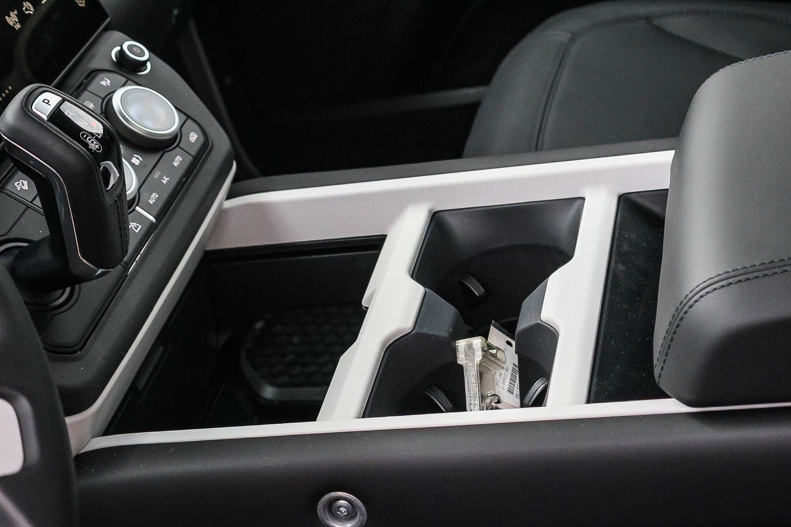 New 2026 Land Rover Defender 130 X-Dynamic SE image 29