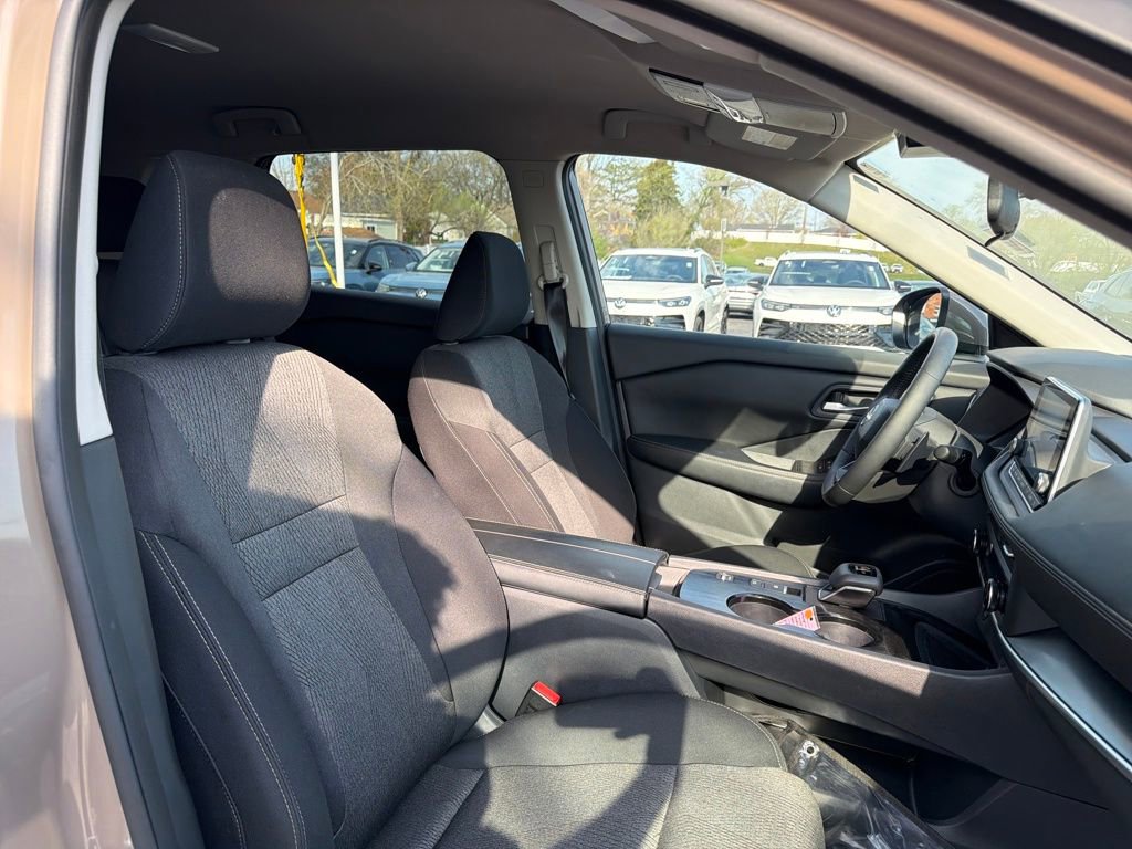 Used 2025 Nissan Rogue SV image 48