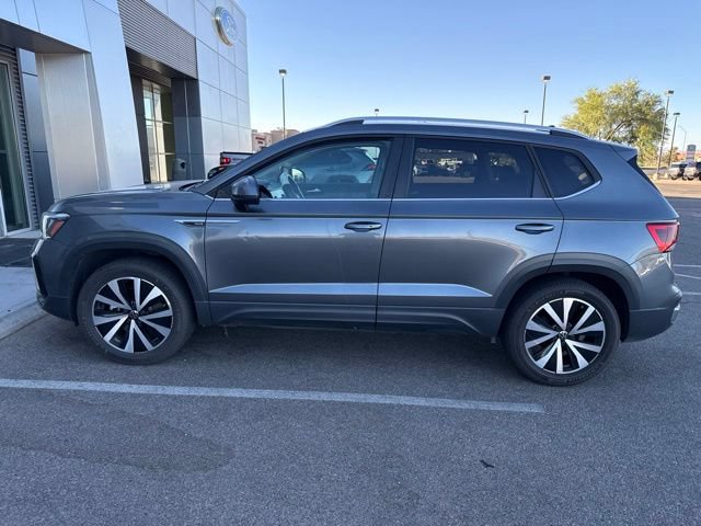 Used 2022 Volkswagen Taos SE FWD image 2