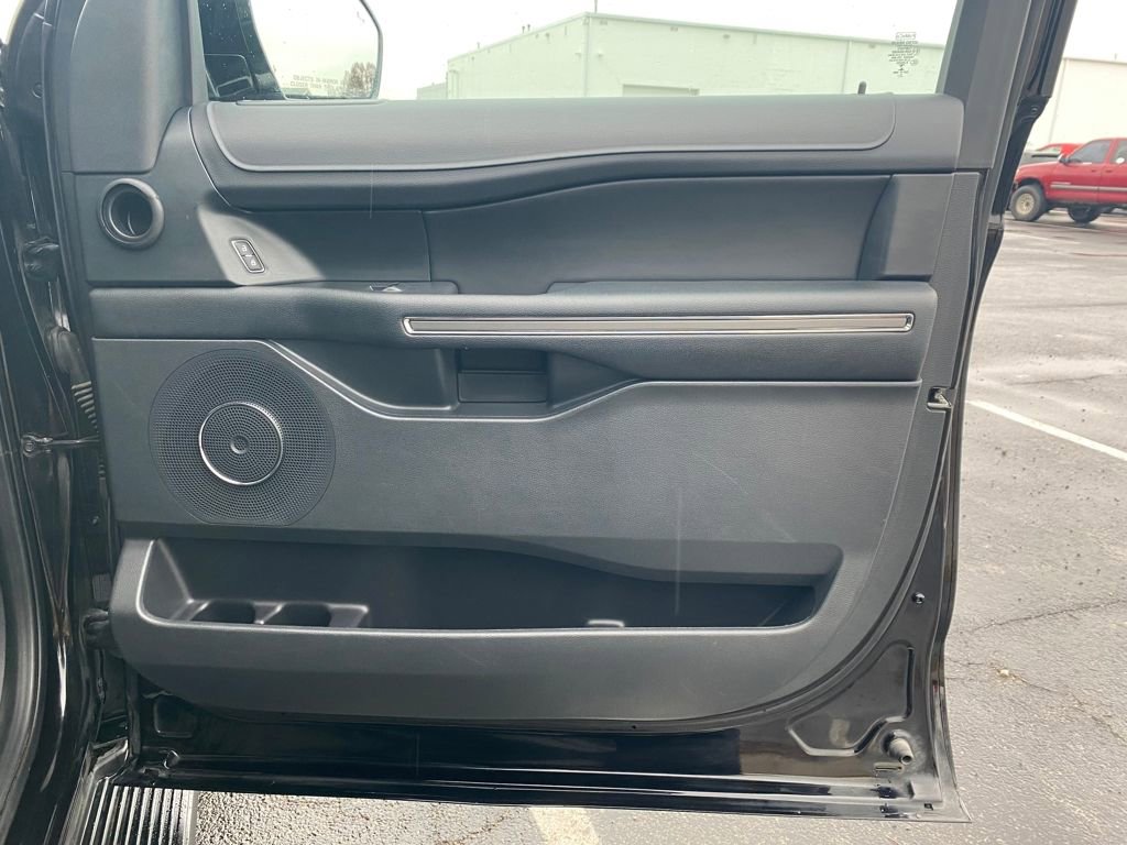 Used 2022 Ford Expedition XLT image 9