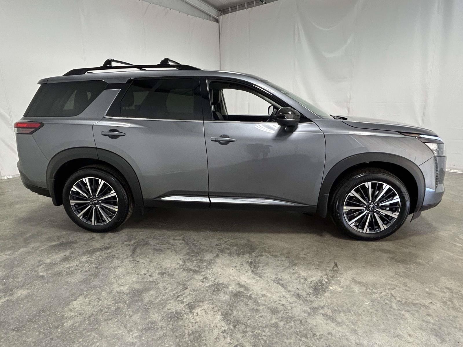 New 2026 Nissan Pathfinder Platinum FWD image 2