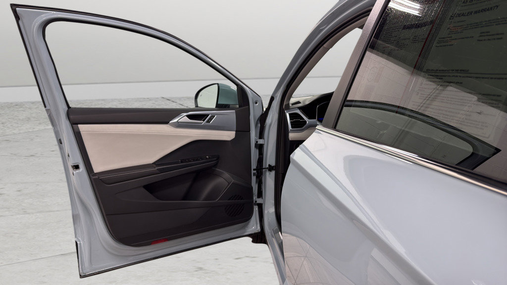 Used 2025 Volkswagen Taos SE image 13