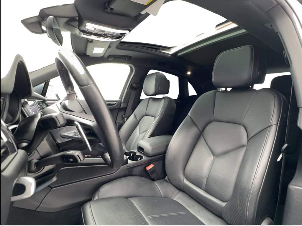 Used 2023 Porsche Macan w/ Sport Chrono Package image 19