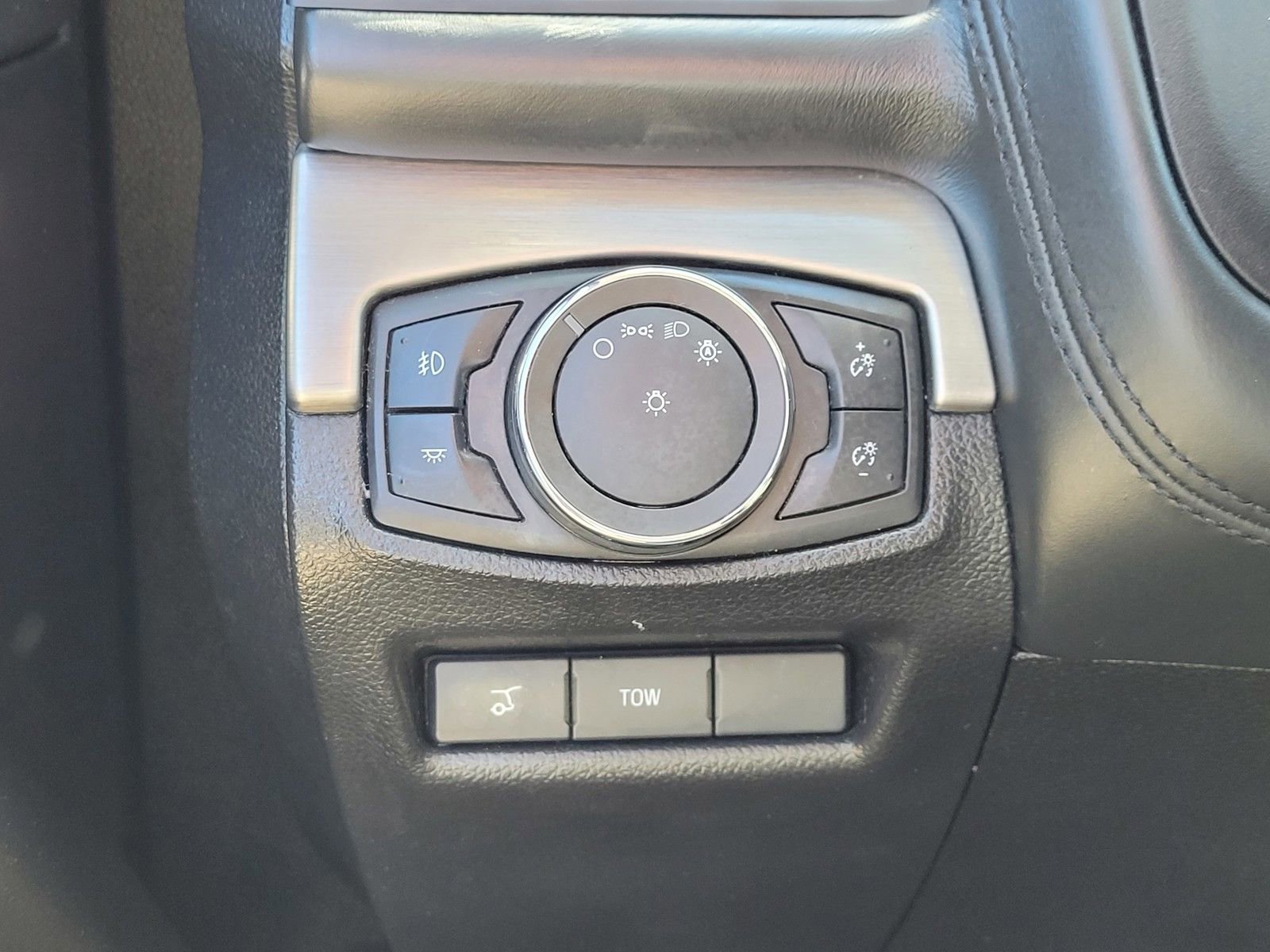 Used 2018 Ford Explorer Platinum image 18