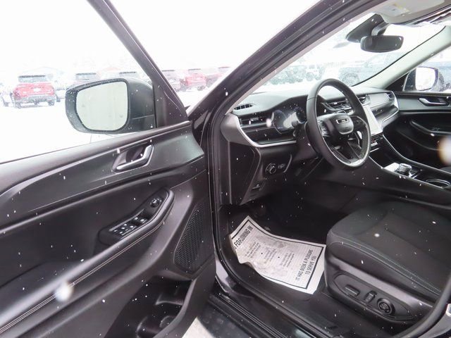 Used 2023 Jeep Grand Cherokee Laredo image 19