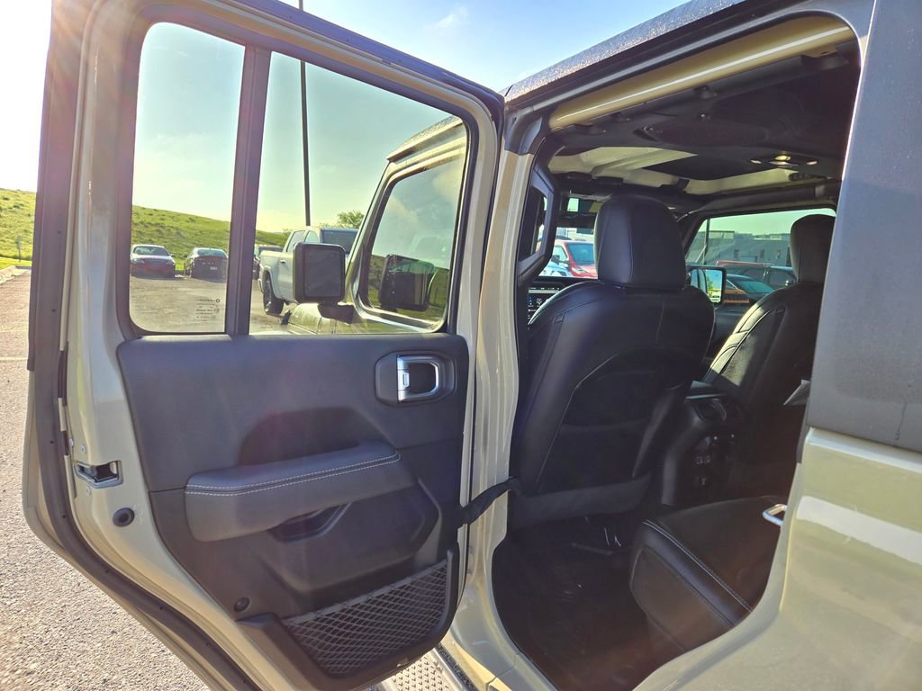 Used 2020 Jeep Gladiator Overland AWD/4WD image 28