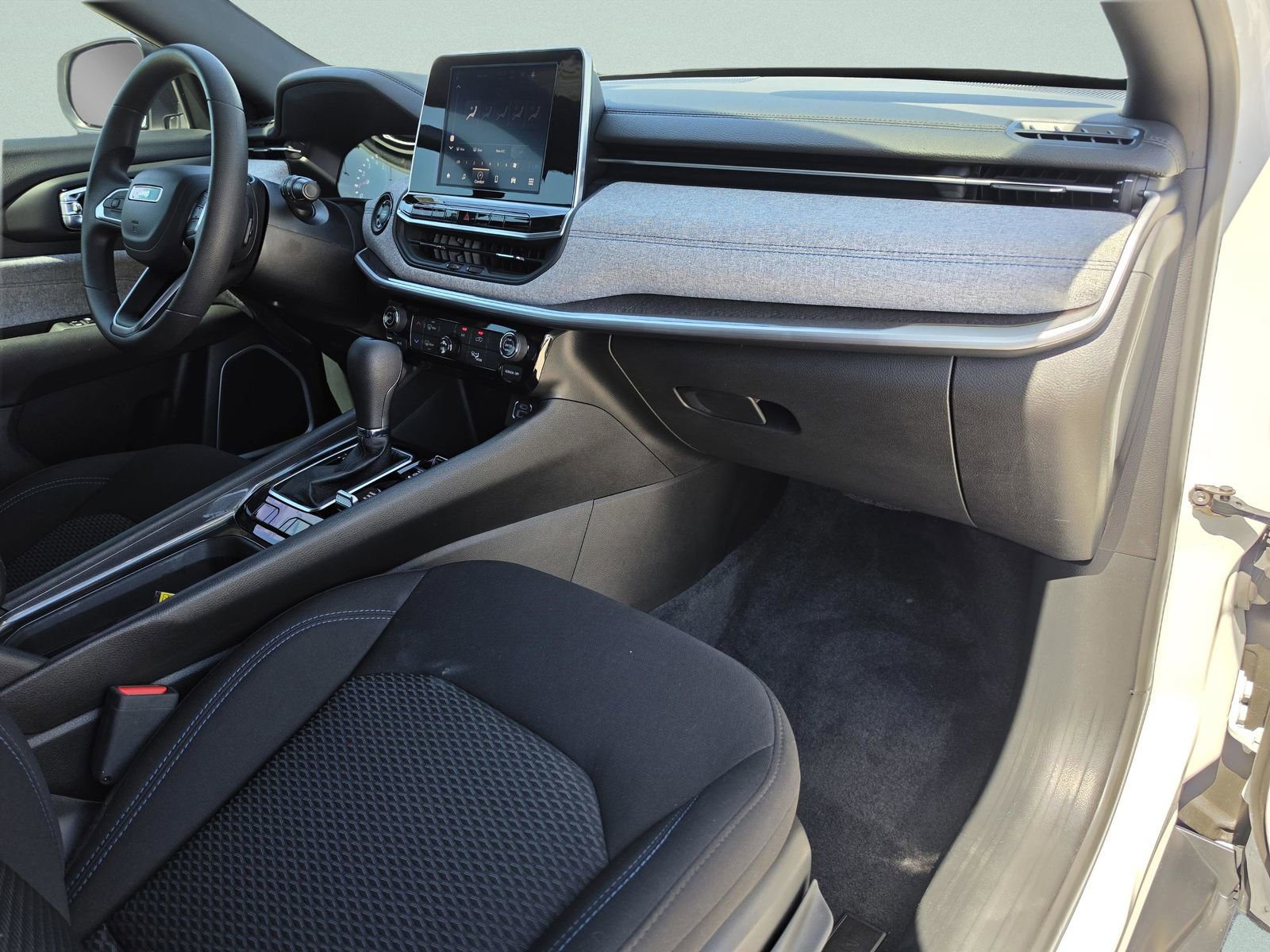 Used 2025 Jeep Compass Sport image 14