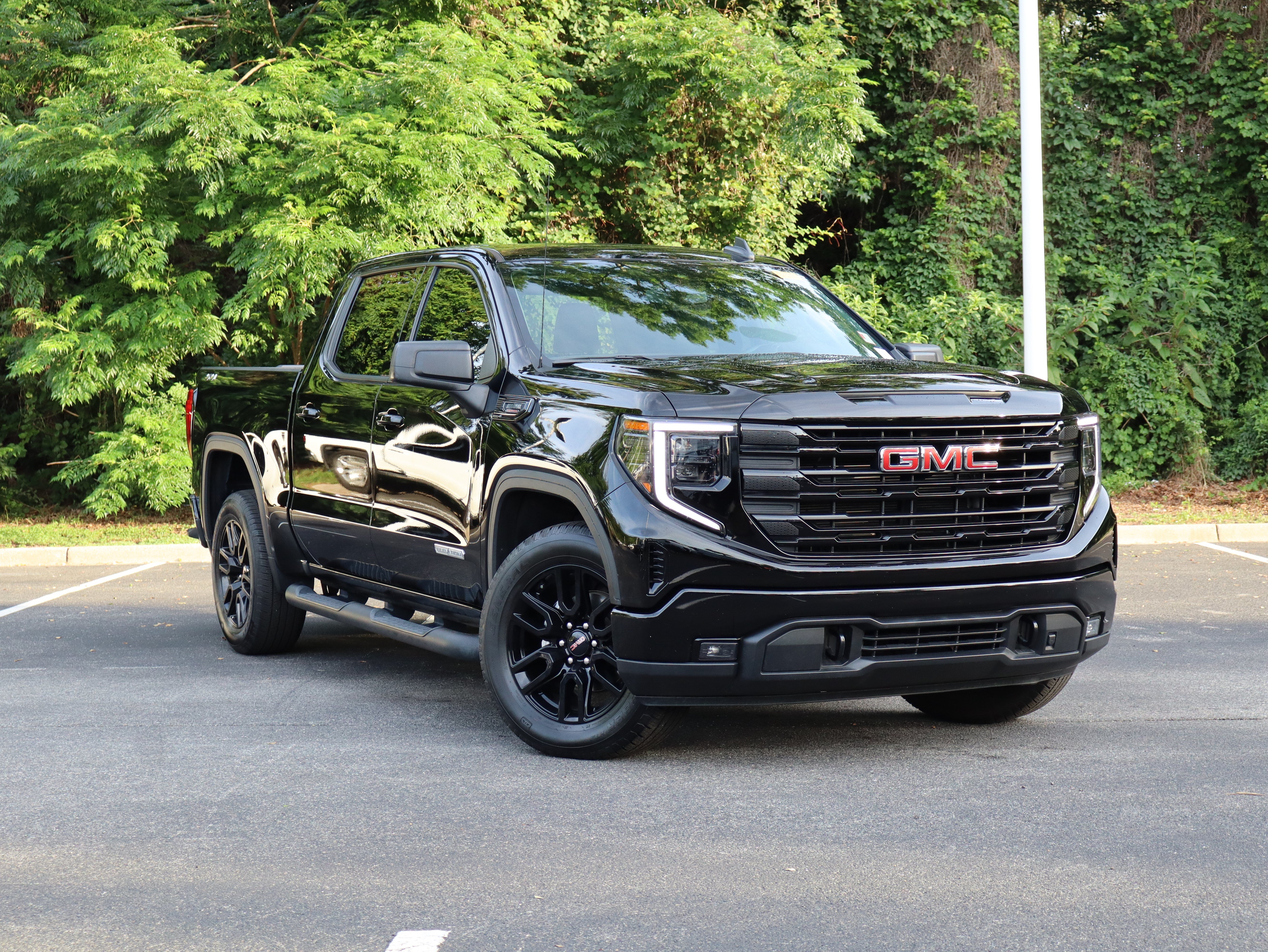 Used 2023 GMC Sierra 1500 Elevation AWD/4WD image 2