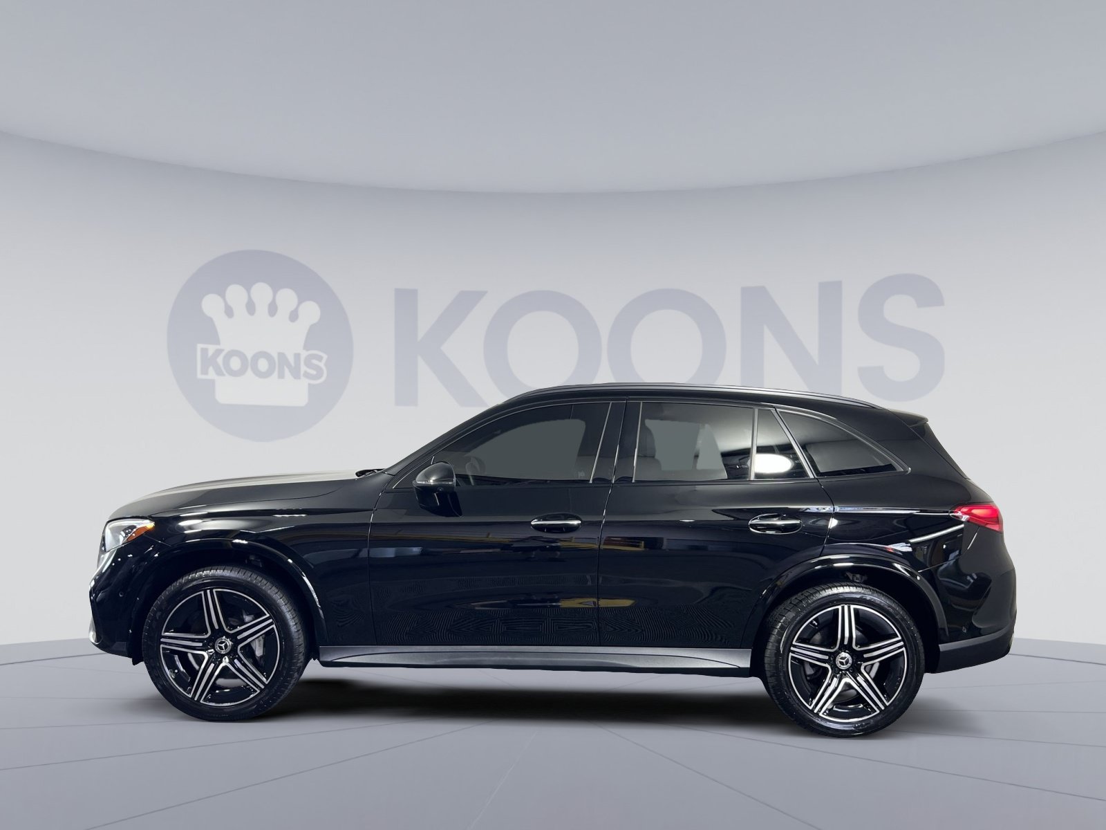 Used 2023 Mercedes-Benz GLC 300 4MATIC image 2