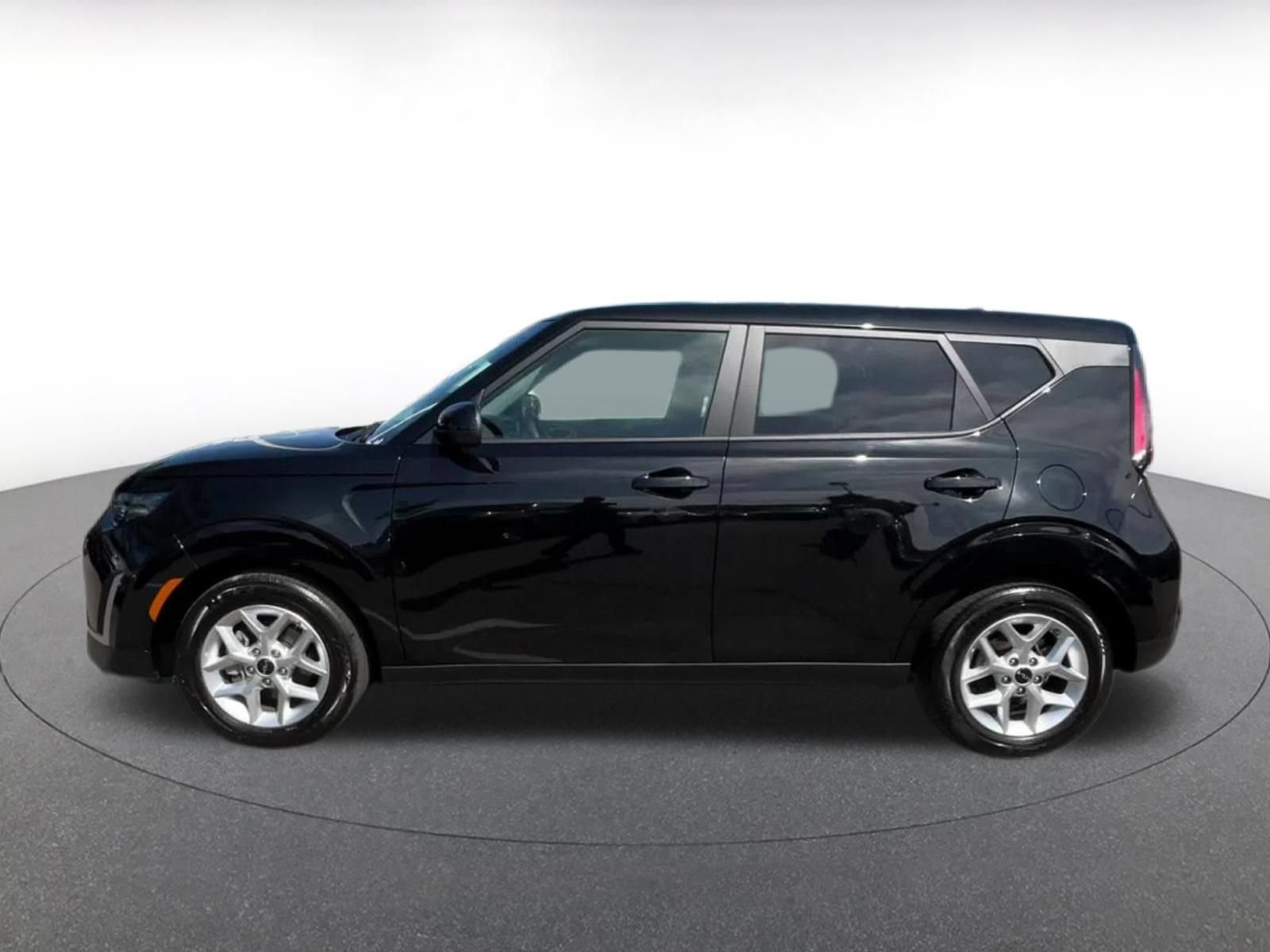 Used 2025 Kia Soul LX w/ LX Technology Package FWD image 9