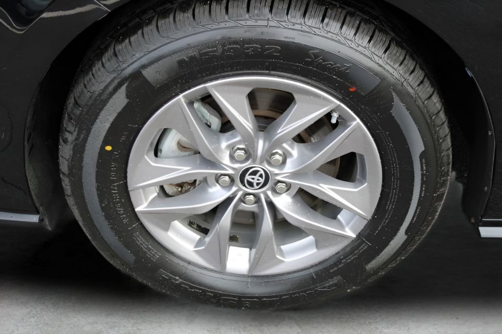 Certified 2023 Toyota Sienna LE image 2