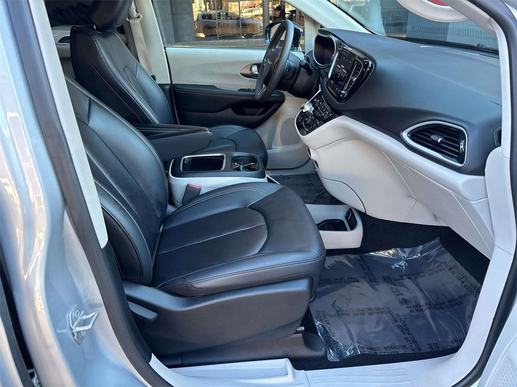 Used 2024 Chrysler Pacifica Touring-L image 19