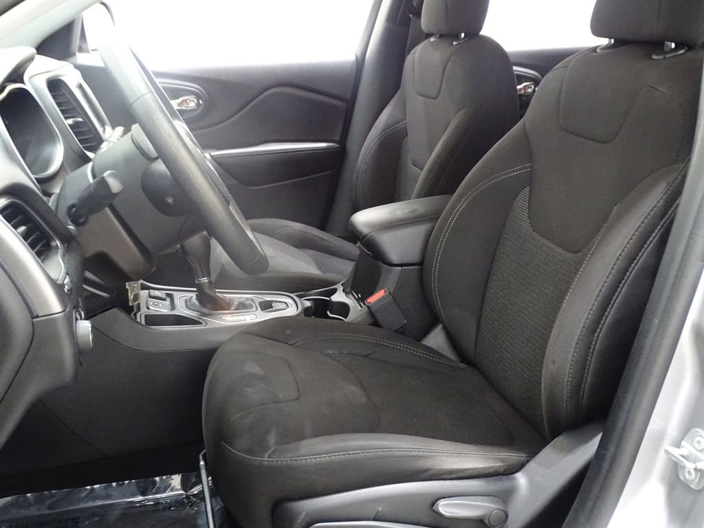 Used 2019 Jeep Cherokee Latitude w/ Popular Appearance Group image 10