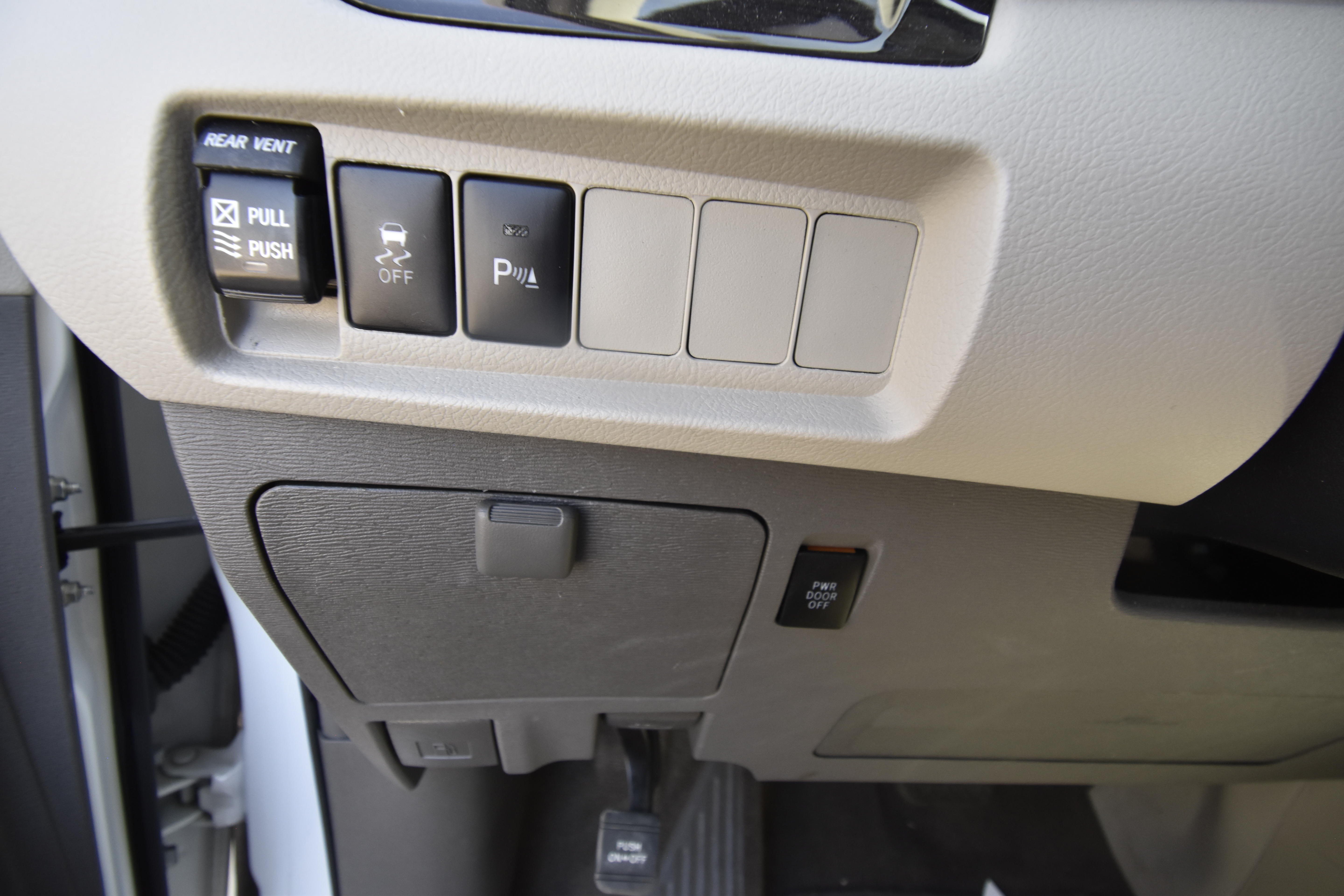 Used 2018 Toyota Sienna XLE w/ XLE Navigation Package FWD image 9