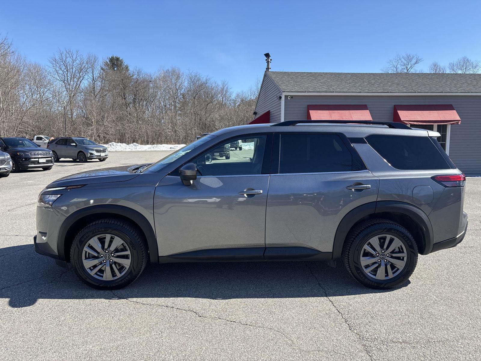 Used 2025 Nissan Pathfinder SV image 2