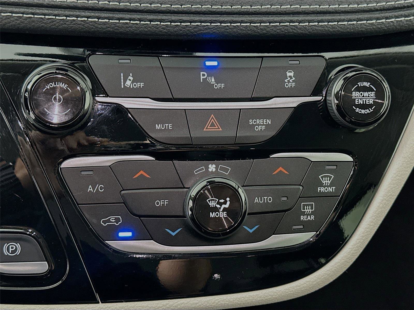 Used 2024 Chrysler Pacifica Select image 9