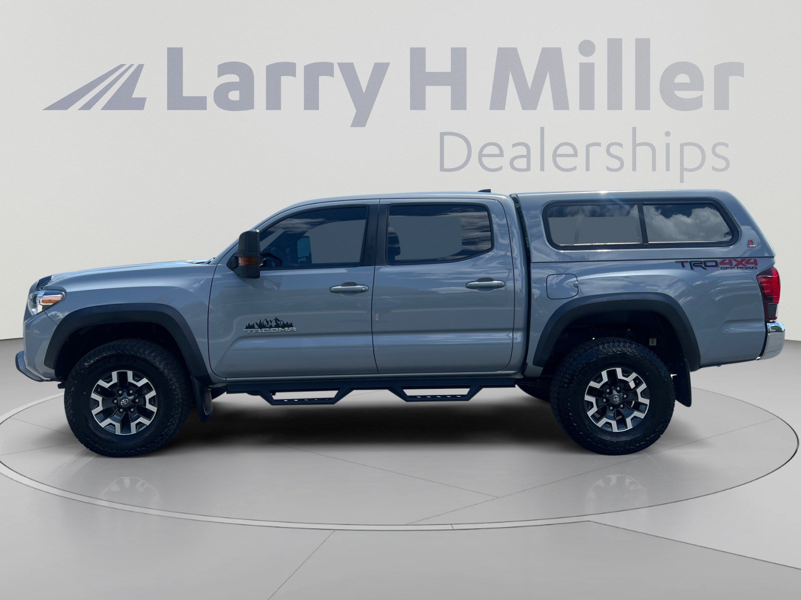 Certified 2019 Toyota Tacoma TRD Off-Road AWD/4WD image 2