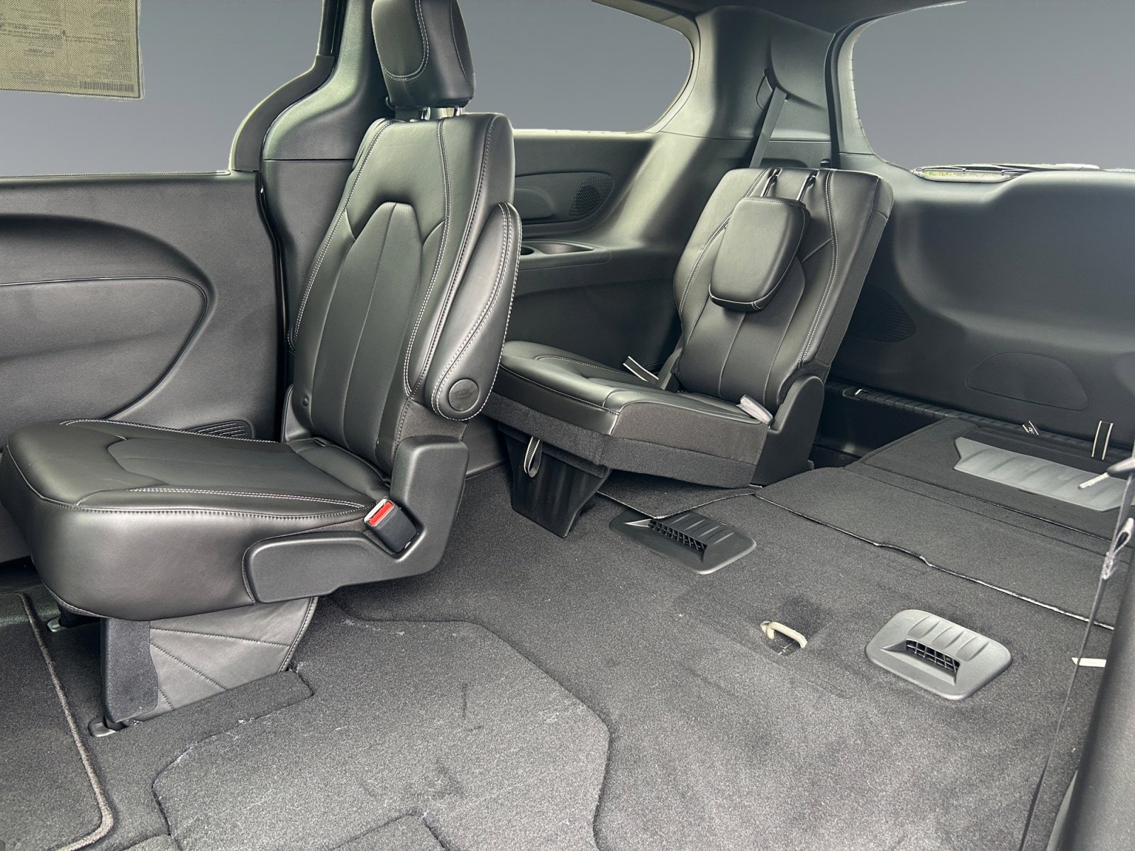 New 2026 Chrysler Pacifica Select AWD/4WD image 13