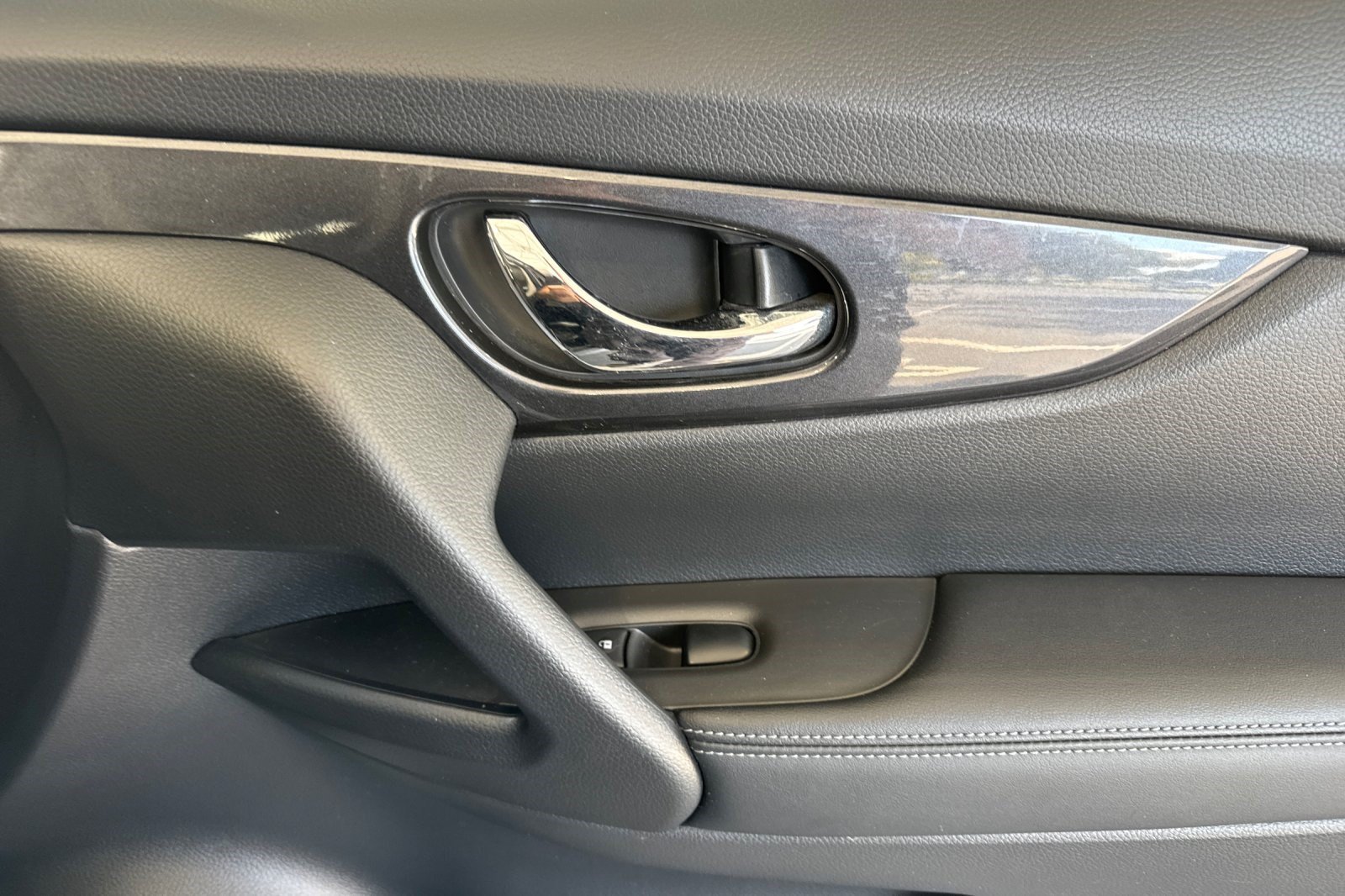 Used 2020 Nissan Rogue SV FWD image 22