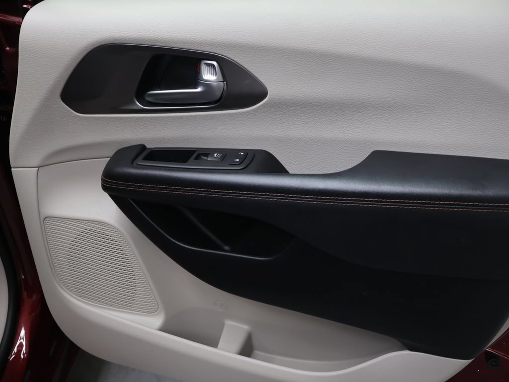 Used 2020 Chrysler Pacifica Touring-L Plus FWD image 11
