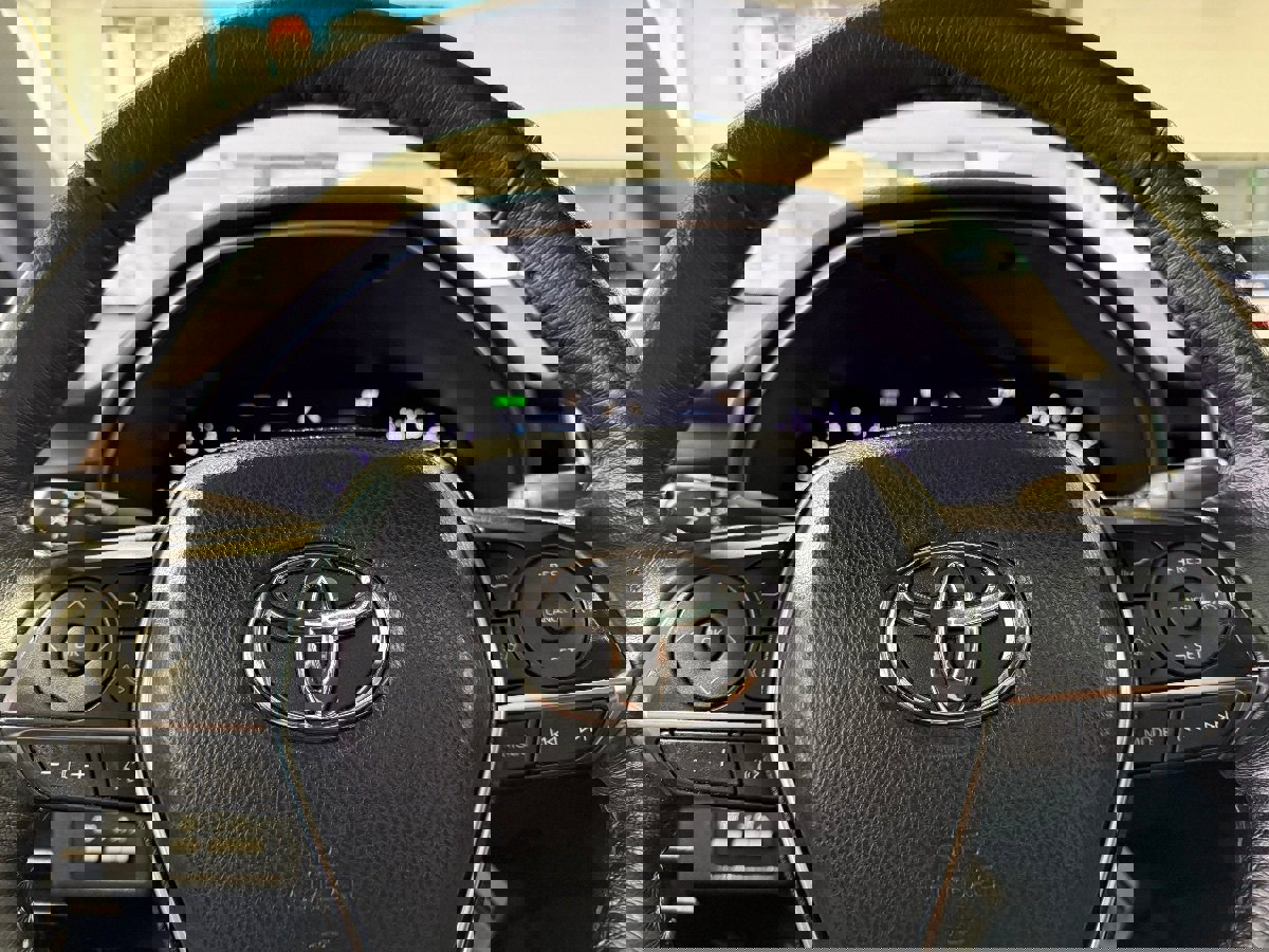 Used 2022 Toyota Avalon XLE image 9