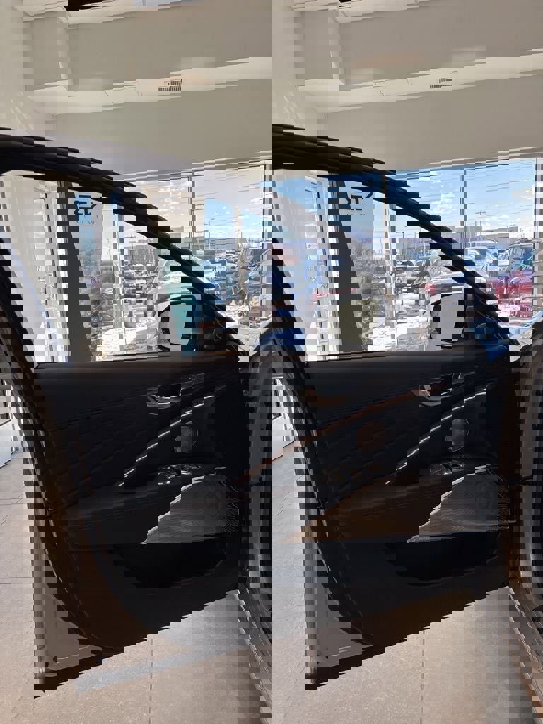 Used 2020 Kia K900 Luxury image 11