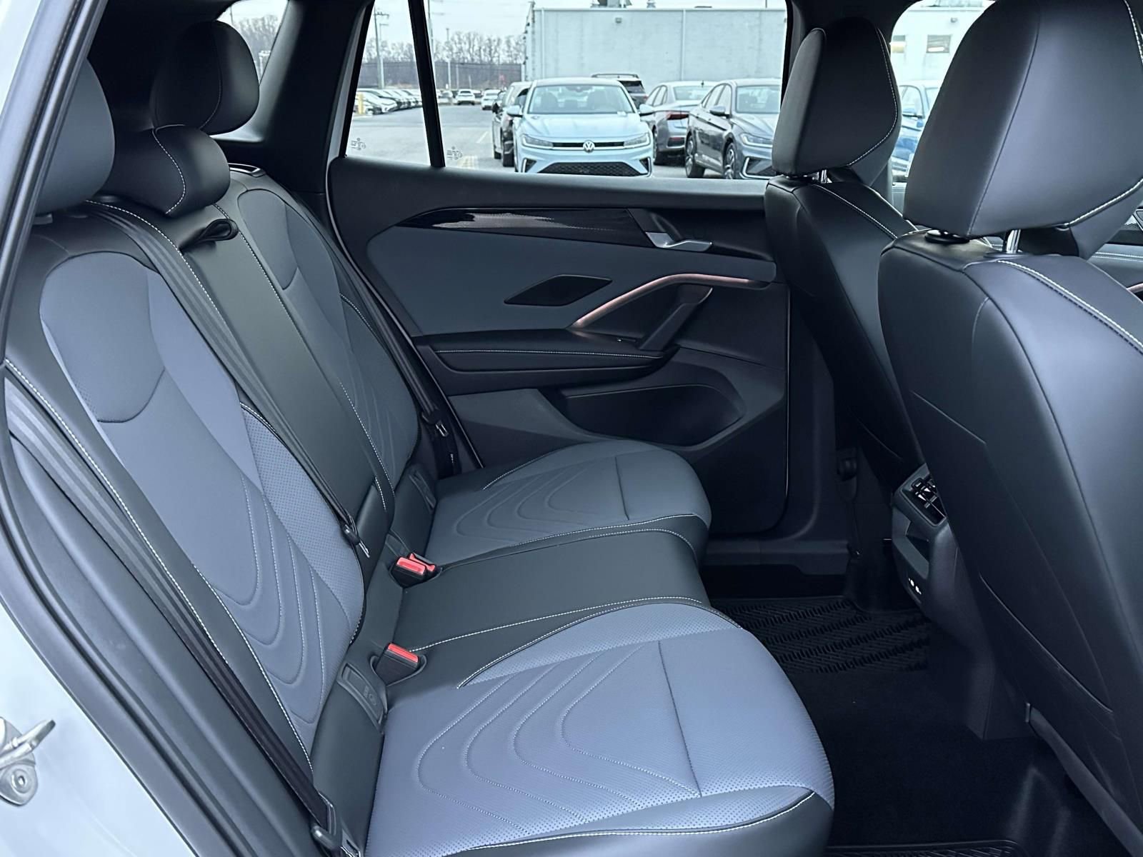 Used 2025 Volkswagen Tiguan SE R-Line image 14